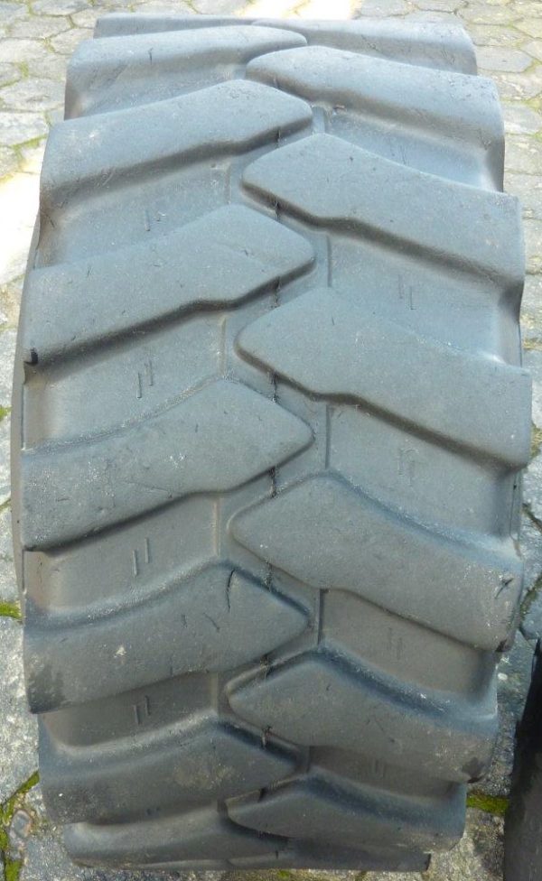 Opona używana przemysłowa 405/70-24 PROTECTOR M880; 1000zł W1079