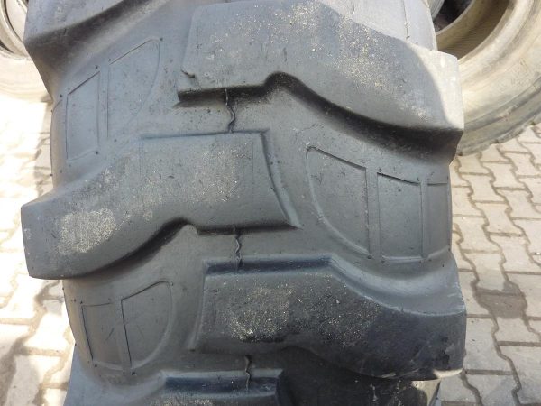 Opona używana przemysłowa 16,9-24 BOSTONE INDUSTRIAL 1000zł W3094