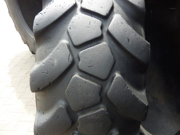 2x Opona używana przemysłowa 15.5-25 JCB SITEMASTER 1400zł W3391 - obrazek 4