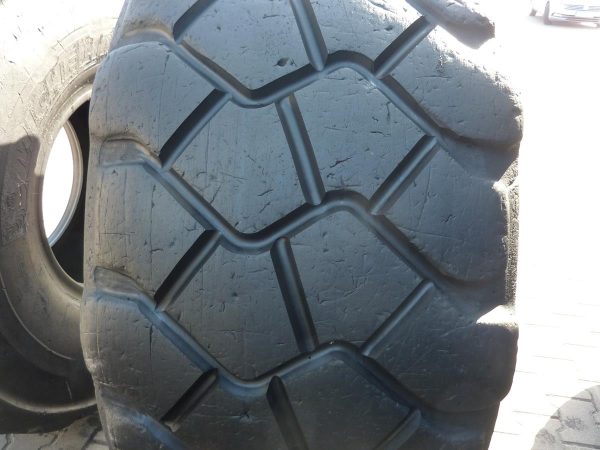 2 x Opona używana przemysłowa 23.5R25 MICHELIN XADN+ 2500zł W3579 - obrazek 4