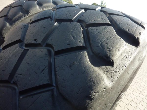 2 x Opona używana przemysłowa 23.5R25 MICHELIN XADN+ 2500zł W3579 - obrazek 7