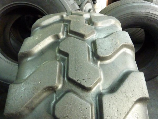 Opona używana przemysłowa 365/70R18 MITAS EM01; 600zł W3706 - obrazek 3