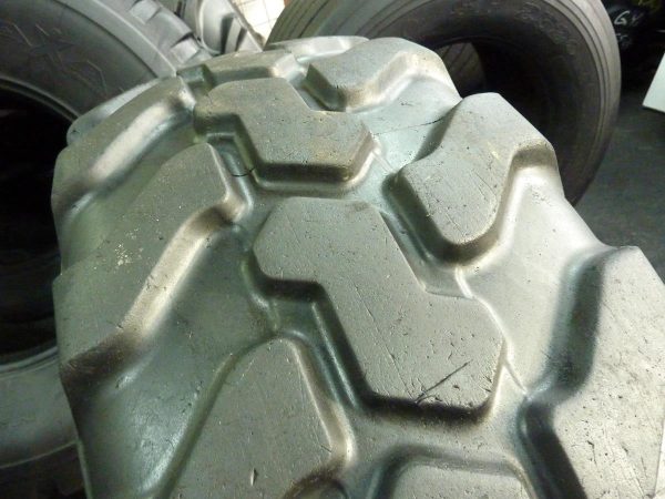 Opona używana przemysłowa 365/70R18 MITAS EM01; 600zł W3706 - obrazek 9