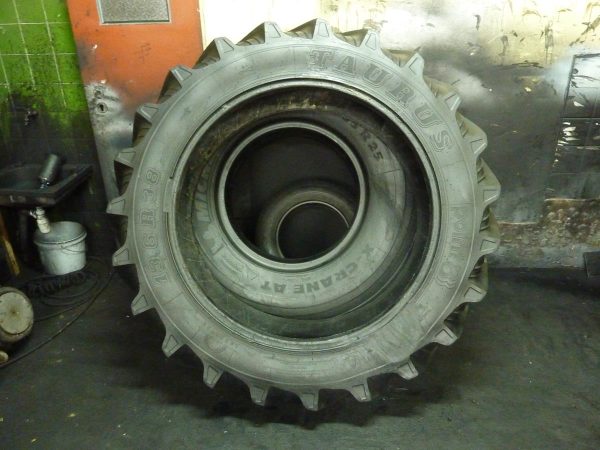 2x Opona używana rolnicza 13.6R38 TAURUS POINT 8; 1400zł W3746 - obrazek 2