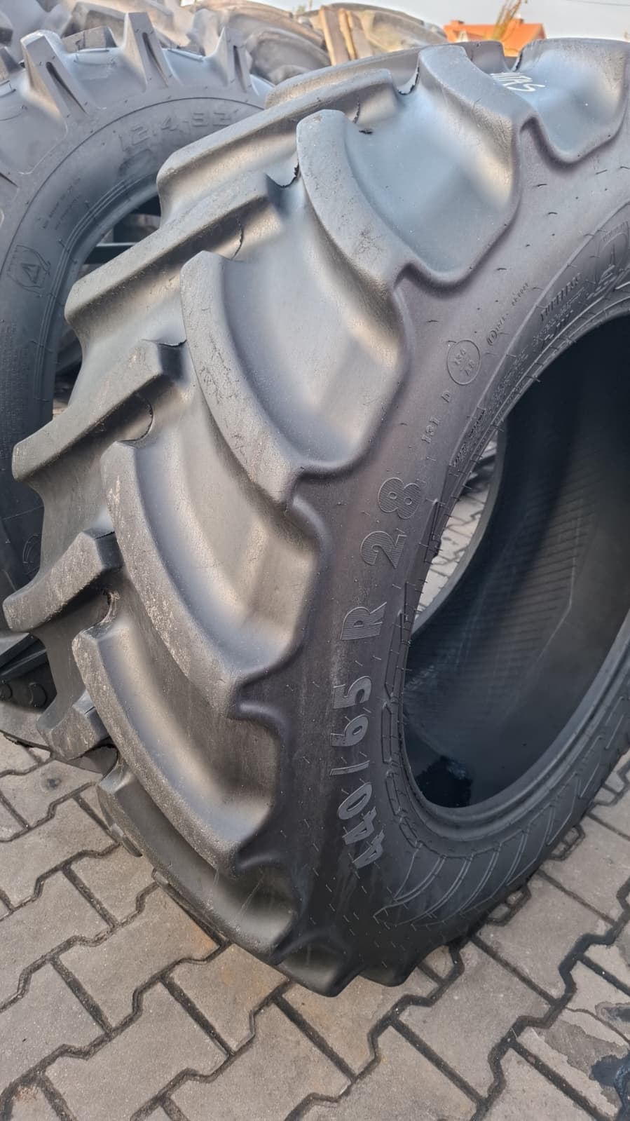 2x Opona używana rolnicza 440/65R28 MITAS AC65; 1000zł W3698 - obrazek 18