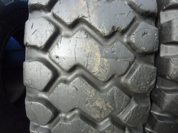 4x Opona używana przemysłowa 17.5R25 445/80R25 JCB EARTHMOVER 1800zł W3839 - obrazek 5