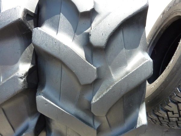 2x Opona używana rolnicza 300/70R20 PIRELLI TM700 450zł W3959 - obrazek 4