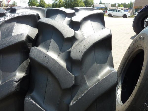 2x Opona używana rolnicza 300/70R20 PIRELLI TM700 450zł W3959 - obrazek 5
