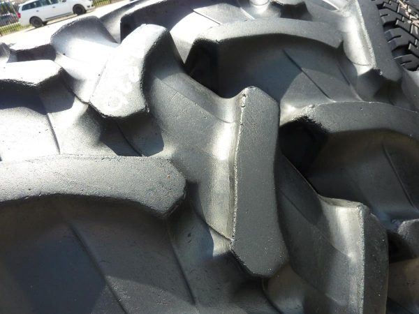 2x Opona używana rolnicza 300/70R20 PIRELLI TM700 450zł W3959 - obrazek 8