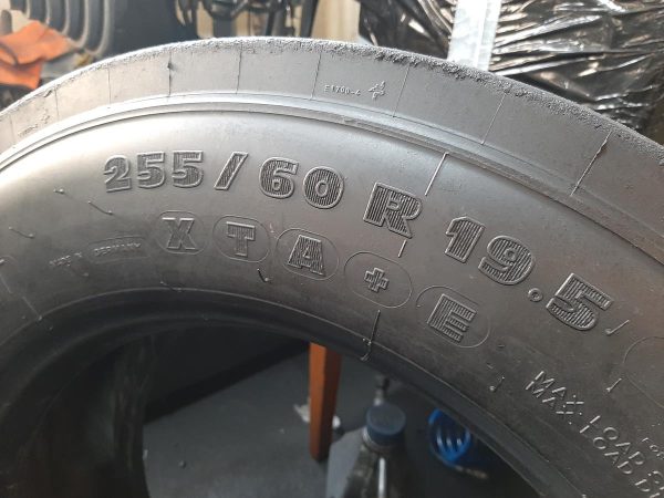 2x Opona używana ciężarowa 255/60R19.5 MICHELIN MAXI TRAILER XTA +E 600zł C2392 - obrazek 3