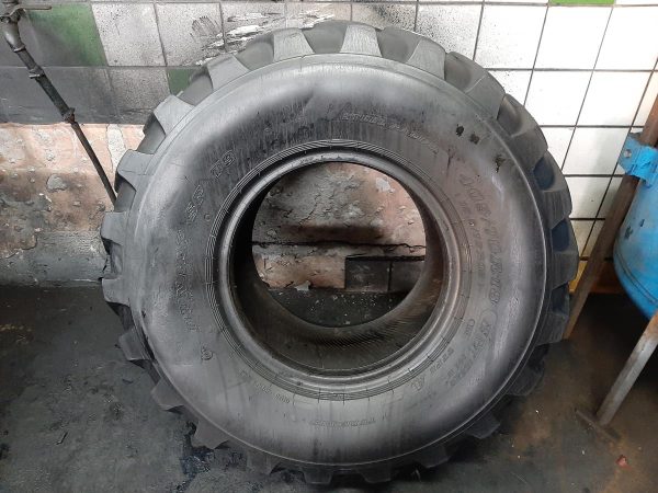 Opona używana przemysłowa 405/70R18 ; 15.5/70R18 DUNLOP 600zł W4197 - obrazek 2