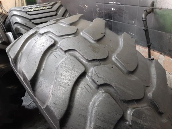 Opona używana przemysłowa 405/70R18 ; 15.5/70R18 DUNLOP 600zł W4197 - obrazek 5