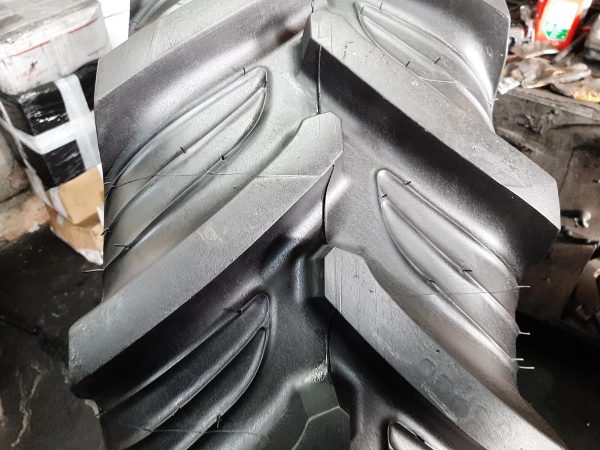 Opona używana rolnicza 16.9-30 TAURUS POINT S 1500zł W4223 - obrazek 3