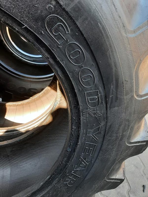 2x Opona używana przemysłowa 16.9-28 GOODYEAR SURE GRIP 900zł W4297 - obrazek 2