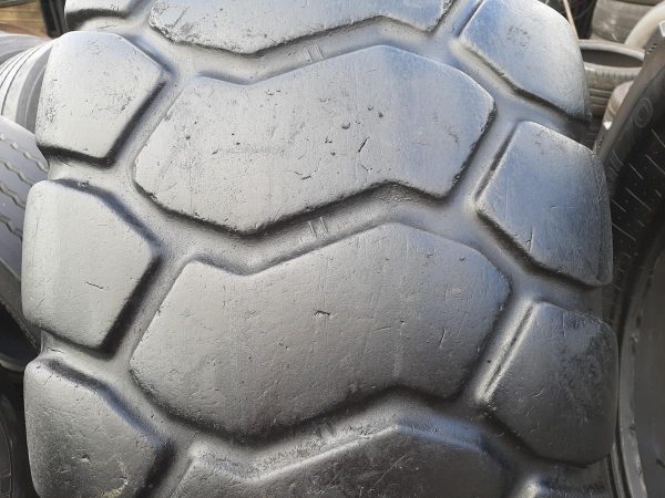 Opona używana przemysłowa 23.5R25 BKT EARTH MAX 2700zł W4419 - obrazek 4