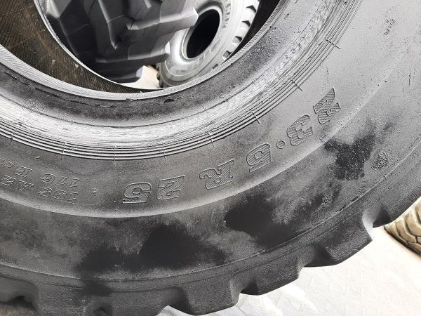 Opona używana przemysłowa 23.5R25 DUNLOP SPT83 1200zł W4507 - obrazek 3