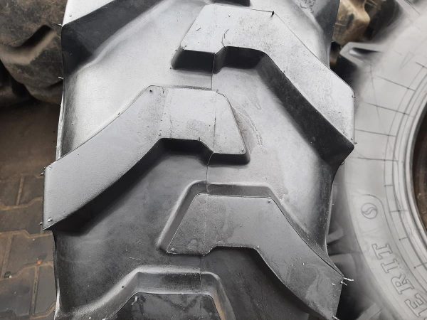 Opona używana przemysłowa 12.5/80-18 FORERUNNER 500zł W4536 - obrazek 5