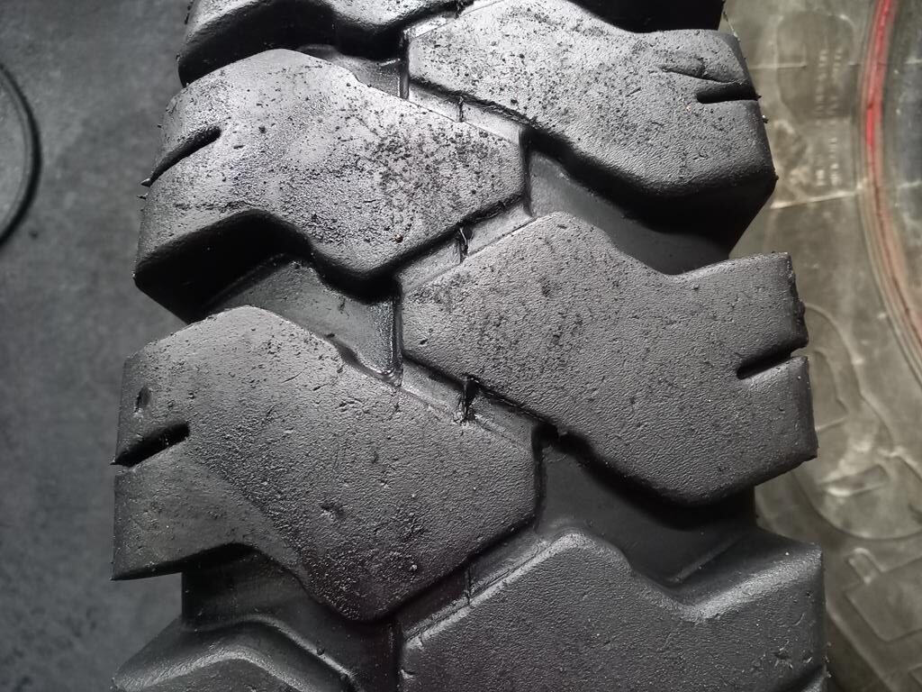 Opona używana przemysłowa 8.25-15 ATHLETIK D-45 200zł W4704 - obrazek 5