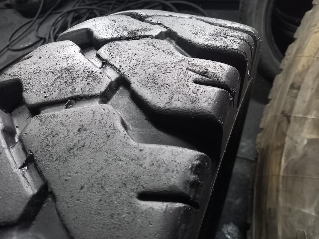 Opona używana przemysłowa 8.25-15 ATHLETIK D-45 200zł W4704 - obrazek 8