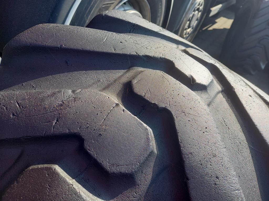 2x Opona używana przemysłowa 400/70-20 16.0/70-20 MICHELIN POWER CL 600zł W4809 - obrazek 8