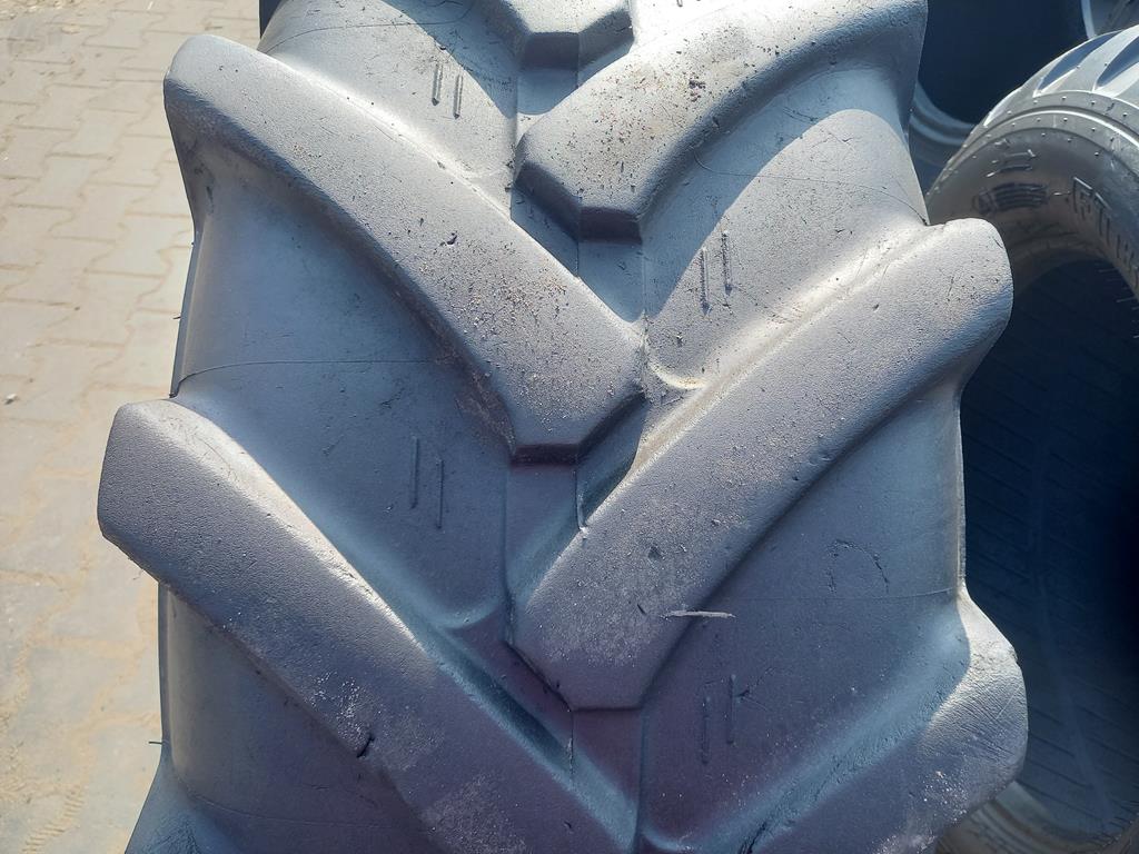 Opona używana przemysłowa 400/70-20 MITAS 700zł W4790 - obrazek 5