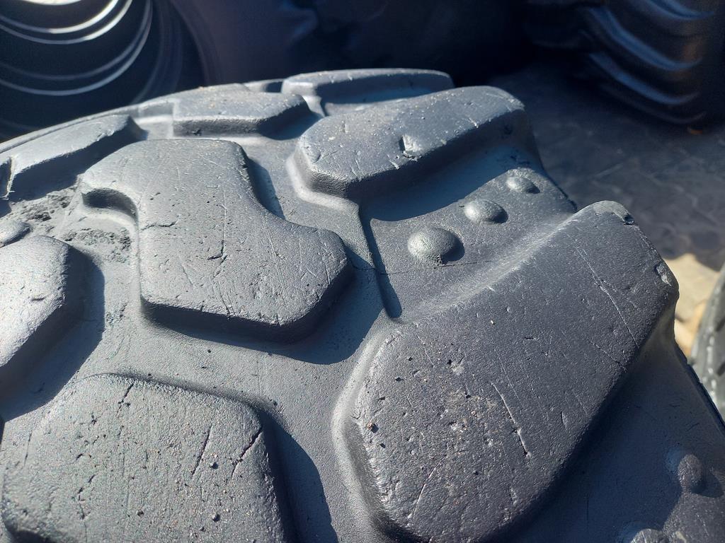 Opona używana przemysłowa 405/70R18 MAXAM MS910R 600zł W5163 - obrazek 9
