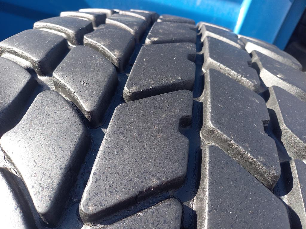 Opona używana przemysłowa 385/95R25 MICHELIN X-CRANE AT 1400zł W5191 - obrazek 6